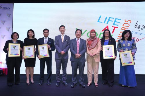 PEMANDU CEO Datuk Seri Idris Jala (fourth from right), TalentCorp CEO Johan Mahmood Merican (fourth from left) and Ministry of Women, Family and Community Development director general of department of women development Datuk Munirah Binti Abdullah (third from right) flanked by Life At Work Awards 2015 winners from (left to right) Shell Malaysia, IBM Malaysia, KPMG Malaysia, IHS Malaysia and Maybank Group.